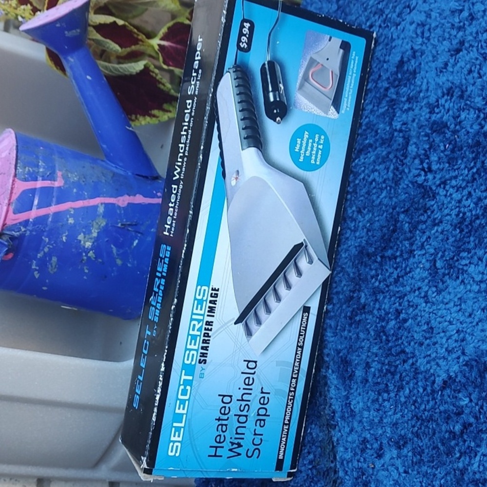 Heated Windshield Scraper - Black and Blue